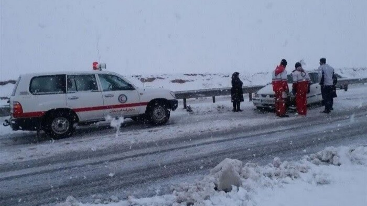 کمک هلال احمر به مردمی که در برف گیر افتادند + فیلم