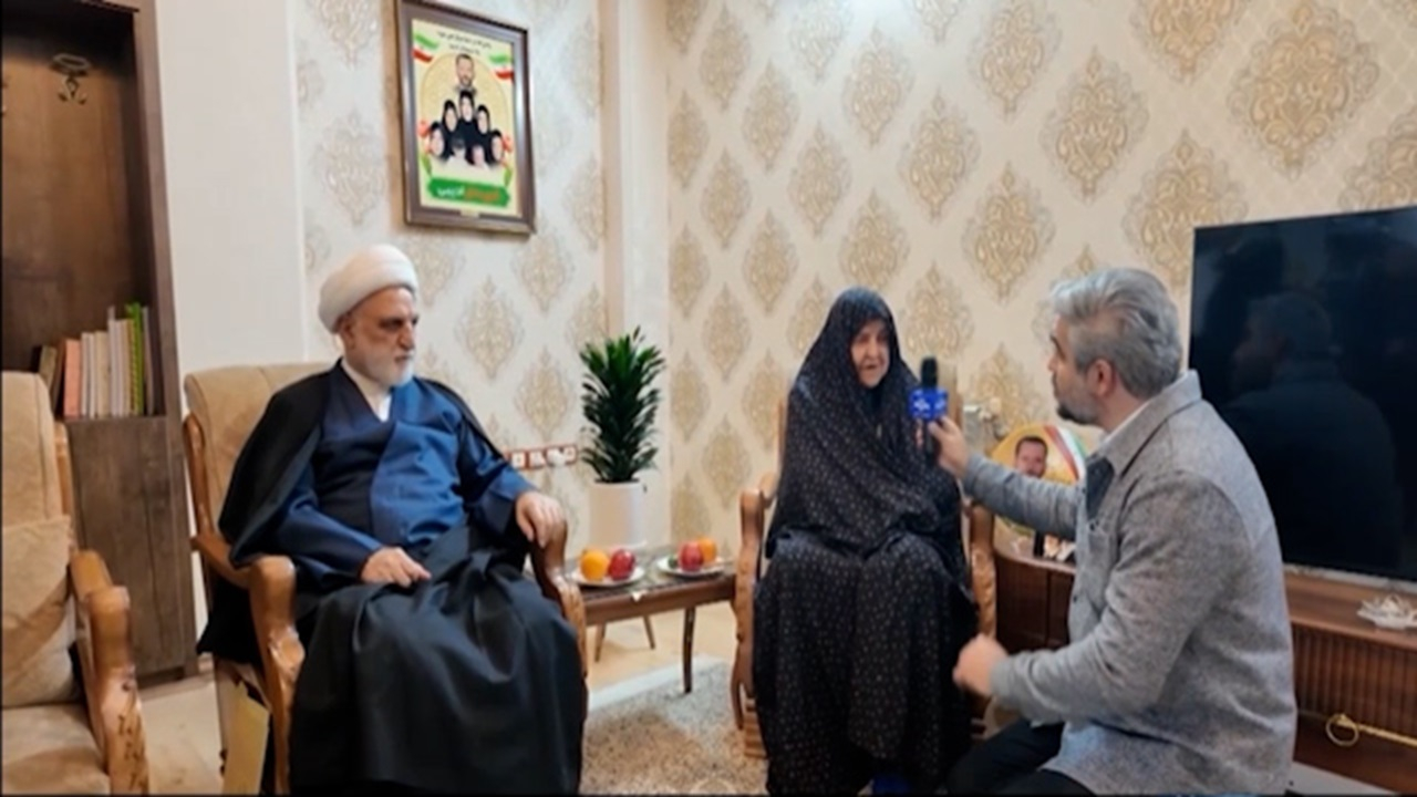 نماز در خانه همسر و مادر ۷ شهید! + فیلم