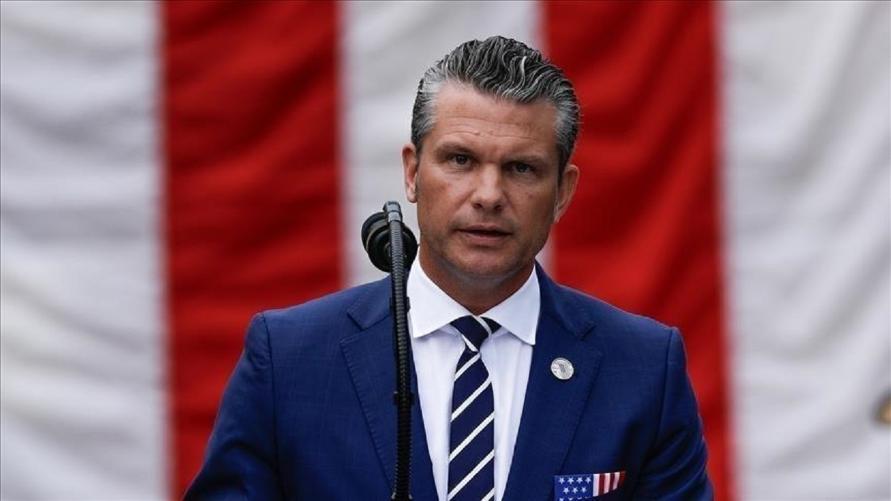 نمایش تهدید و دیپلماسی همزمان؛ وزیر جنگ آمریکا: همه گزینه‌ها علیه ایران روی میز است