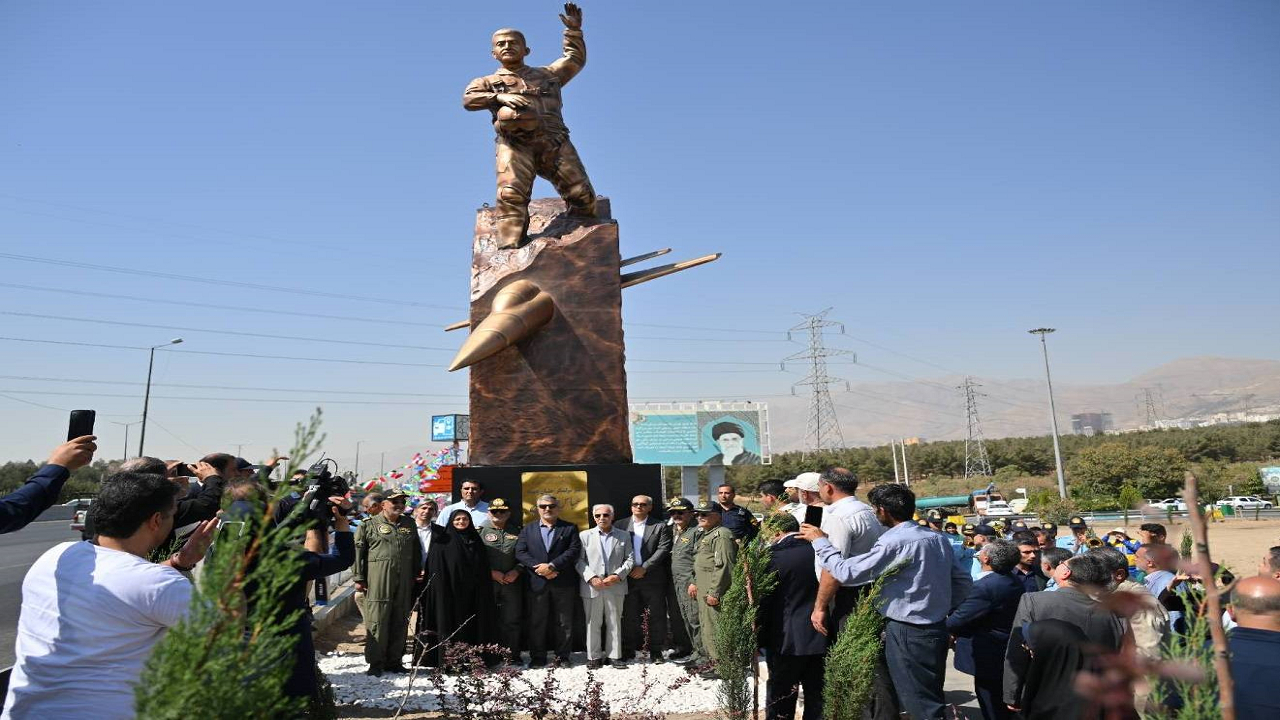 نصب تندیس شهید بابایی در ورودی تهران، پاسداشت قهرمانان همیشه زنده