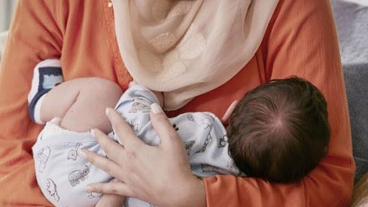 روزه داری تاثیر منفی بر شیردهی ندارد/ مادران شیرده برای جلوگیری از تشنگی آب کافی بنوشند+ فیلم