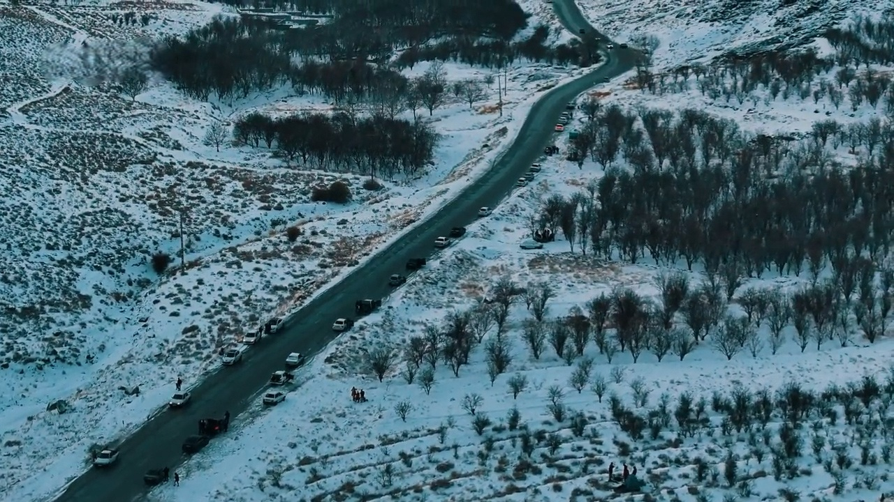 تصاویر هوایی زیبا از کویر یزد در یک روز برفی + فیلم