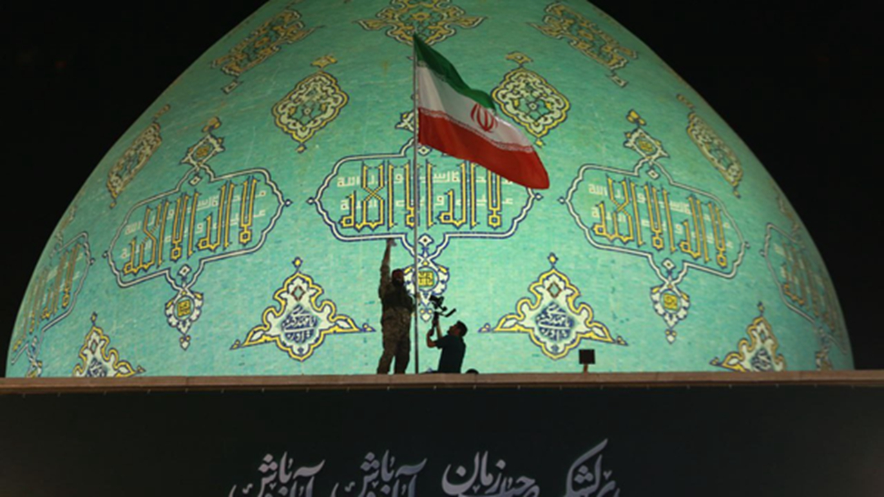 رجزخوانی حماسی در لحظات اهتزاز پرچم ایران بر پیشانی مسجد مقدس جمکران + فیلم