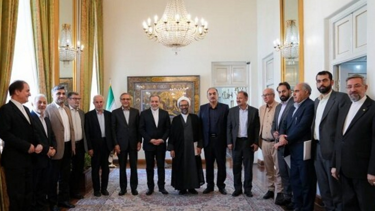نشست مشترک فراکسیون حمایت از ایرانیان خارج از کشور مجلس با عراقچی