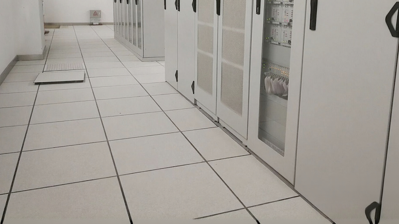 کف کاذب با روکش HPL چیست؟ انتخابی شیک و مقاوم برای دفتر و فضای تجاری