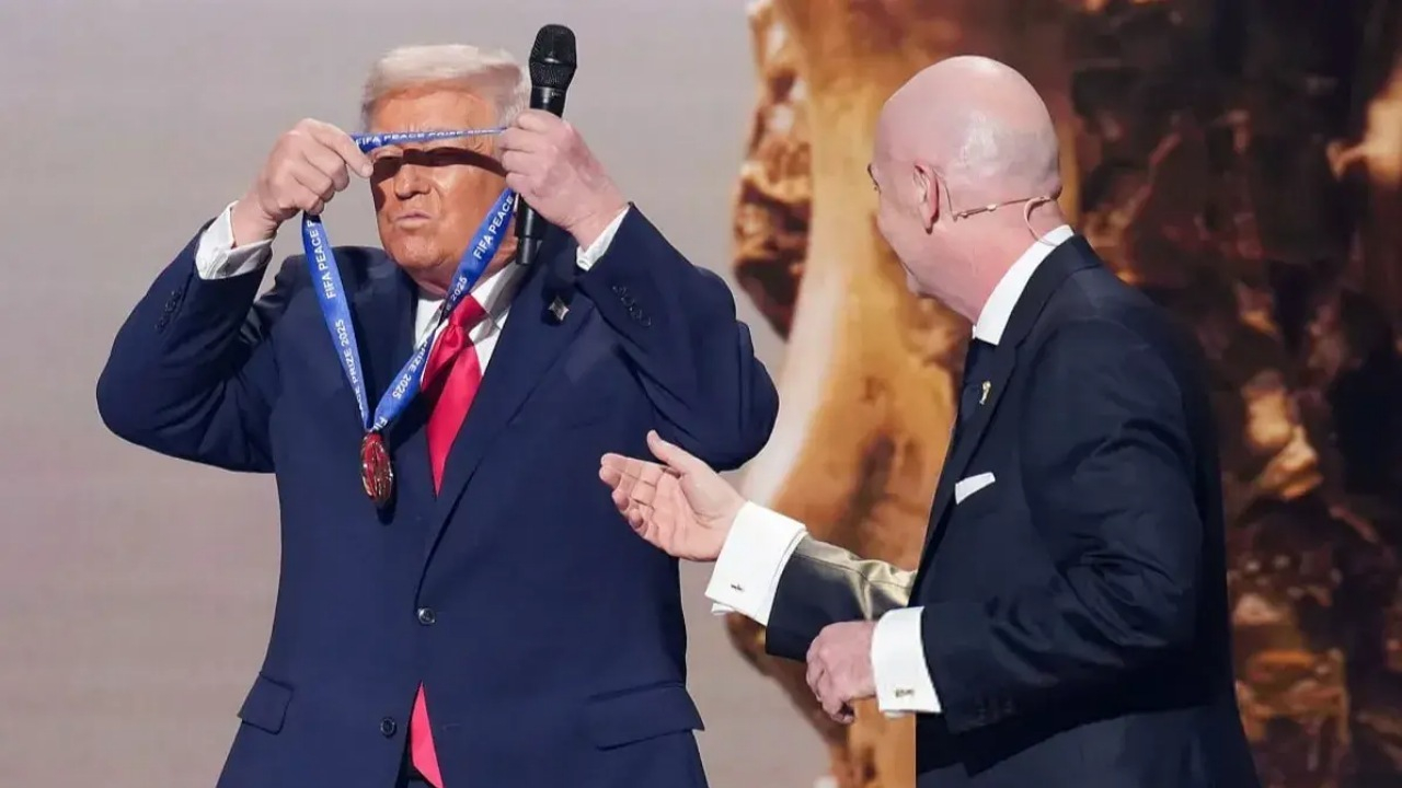 جایزه من درآوردی صلح فیفا برای ترامپ، سوژه تمسخر رسانه‌های آمریکایی شد! + فیلم