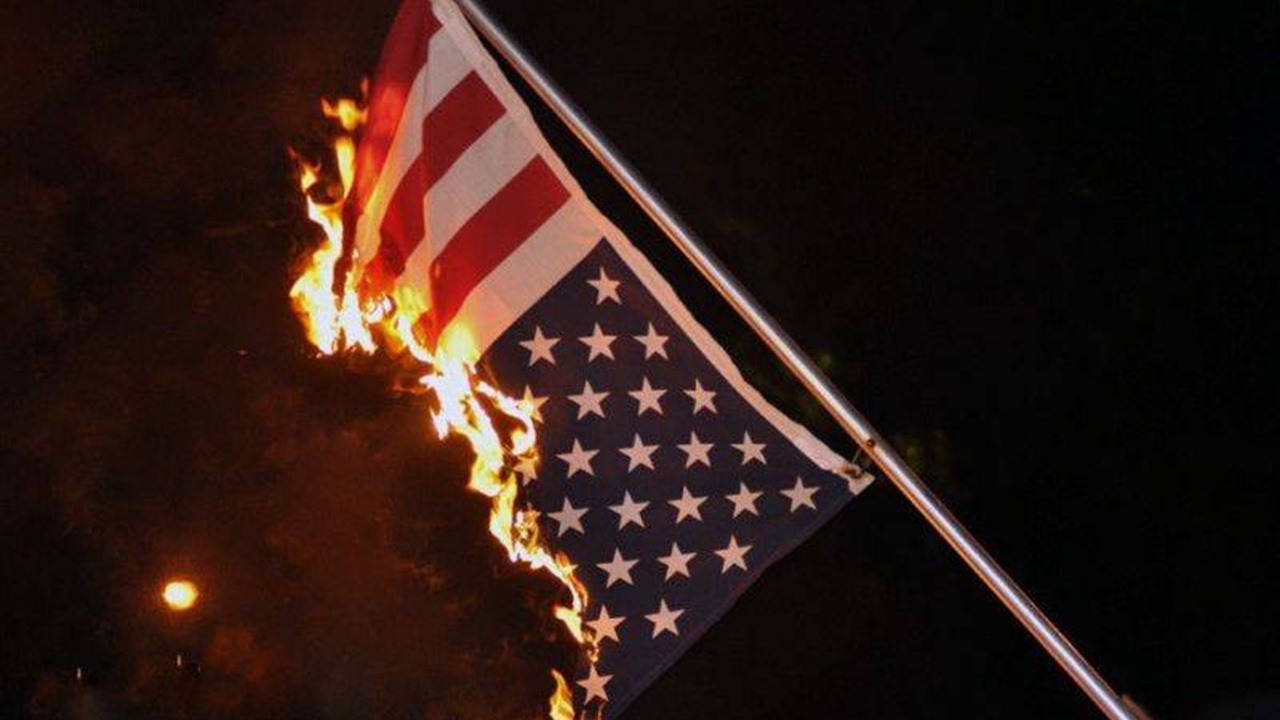تخریب و آتش‌زدن پرچم آمریکا در آرژانتین + فیلم