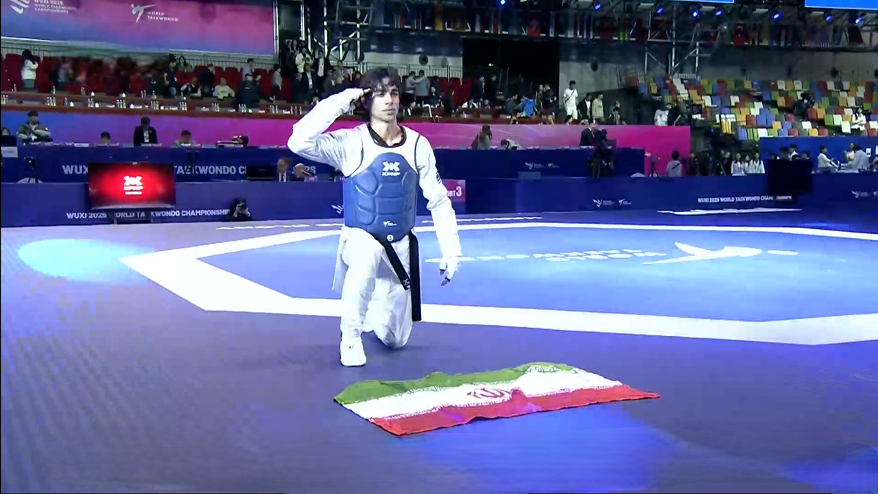 احترام نظامی زندی در برابر پرچم ایران پس از کسب مدال طلا + فیلم