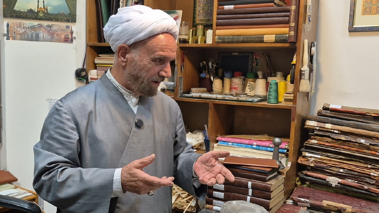 نگه‌داری کتاب‌هایی با قدمت ۷۰۰ ساله در مخزن کتابخانه آستان مقدس حضرت معصومه (س) + فیلم