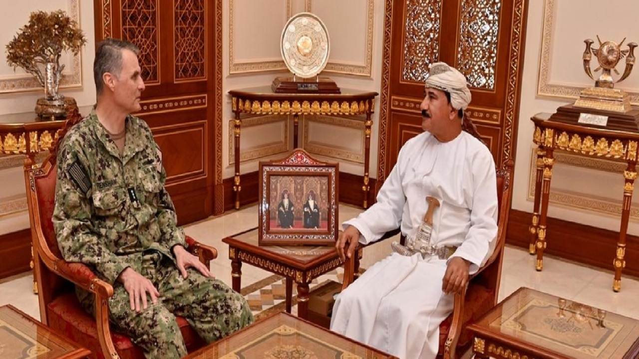 دیدار فرمانده نیروی دریایی سنتکام با مقامات عمانی