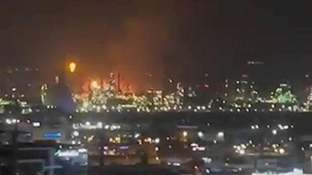 پالایشگاه نفت حیفا در پی حمله ایران آسیب دیده است