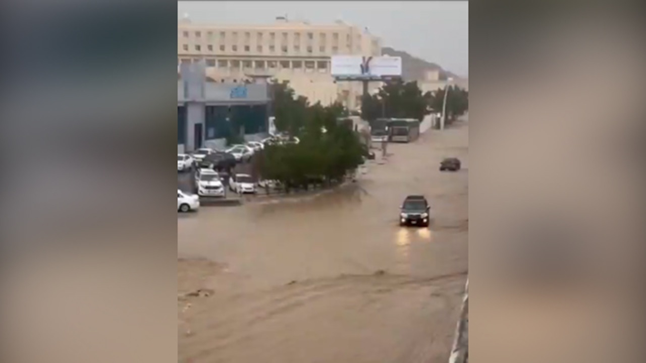 تصاویری از جاری شدن سیل در عربستان