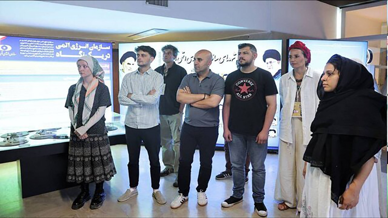 بازدید خبرنگاران رسانههای خارجی از نمایشگاه دستاوردهای صنعت هستهای