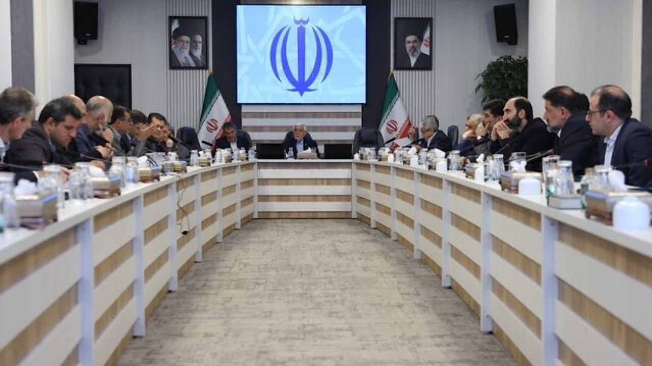 عارف: دولت متعهد است تحت هر شرایطی معیشت مردم را تأمین کند