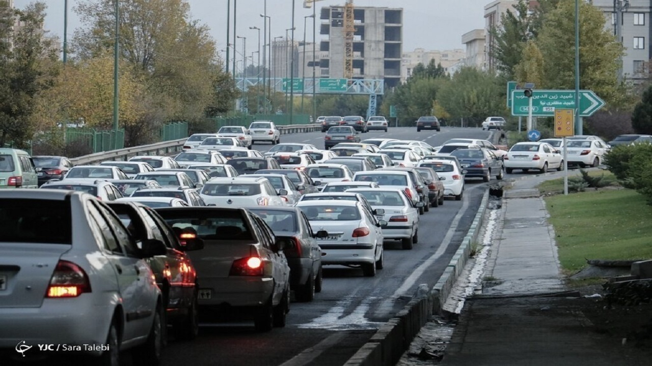 ترافیک در برخی از معابر و بزرگراه‌های تهران پرحجم و سنگین است