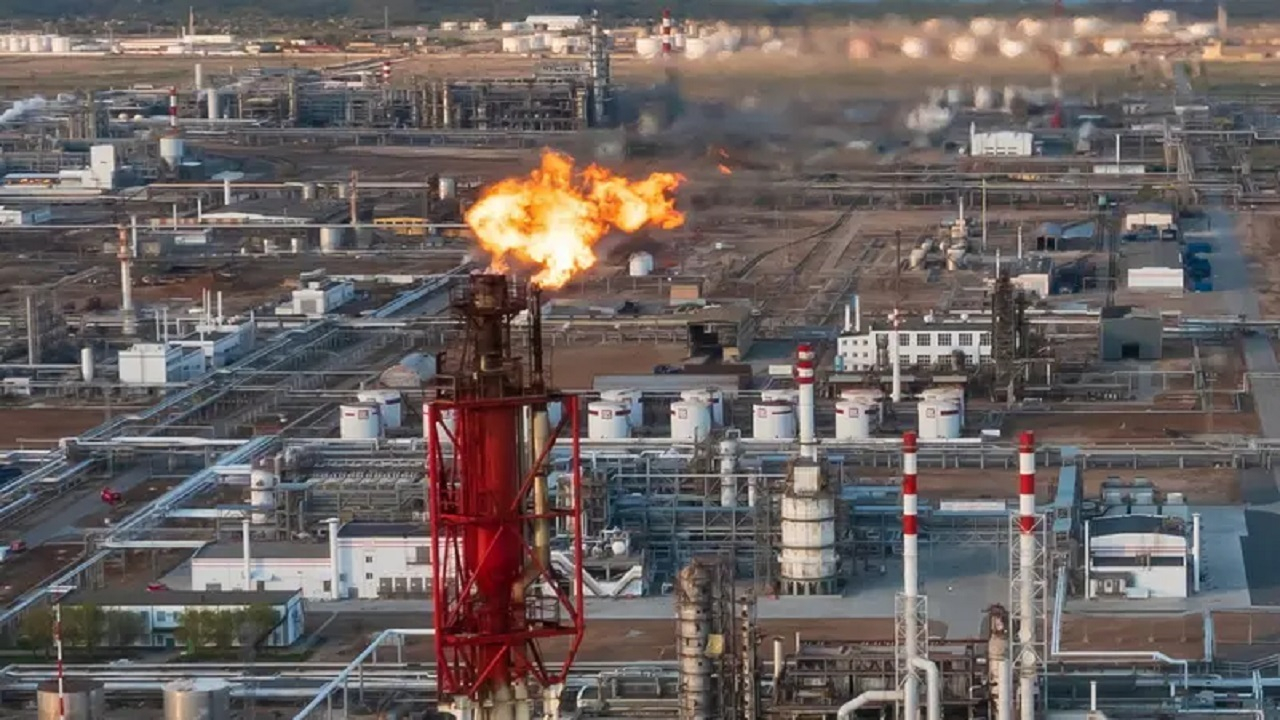 عراق بارگیری محمولههای نفتی لوک اویل روسیه را در بحبوحه تحریمها لغو کرد