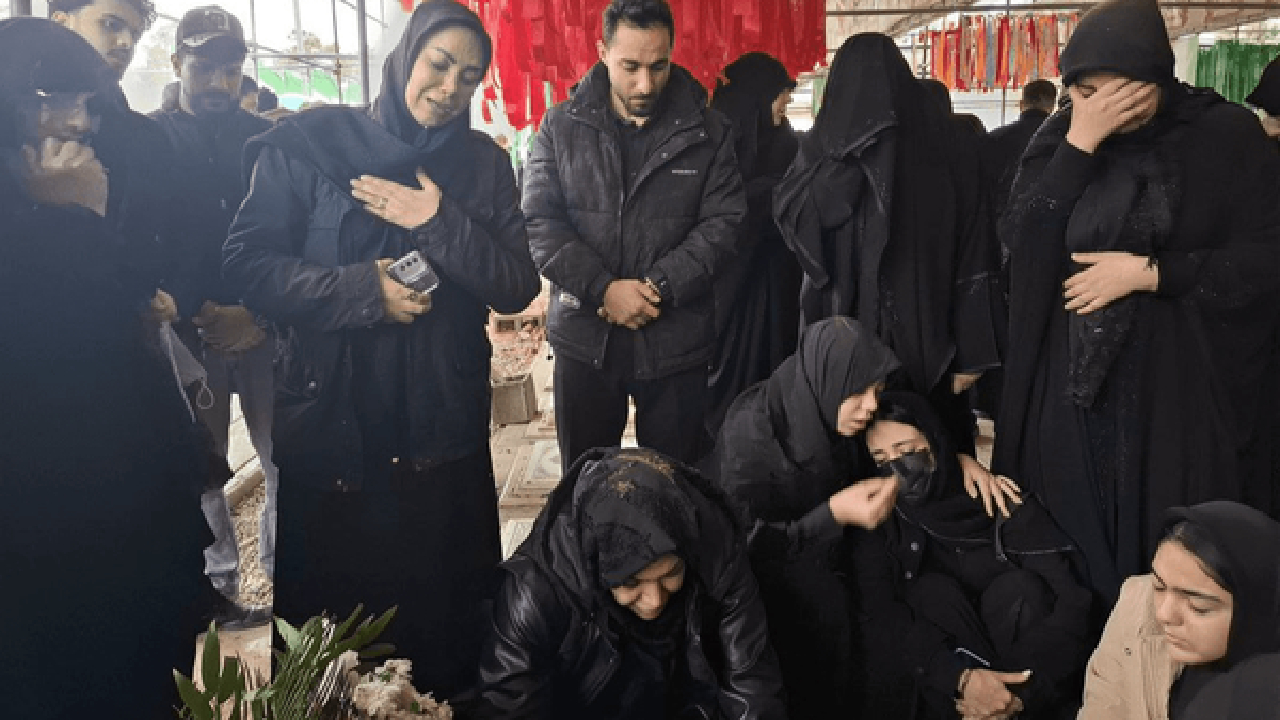 مادری با کفش‌های کتانی در معراج شهدا