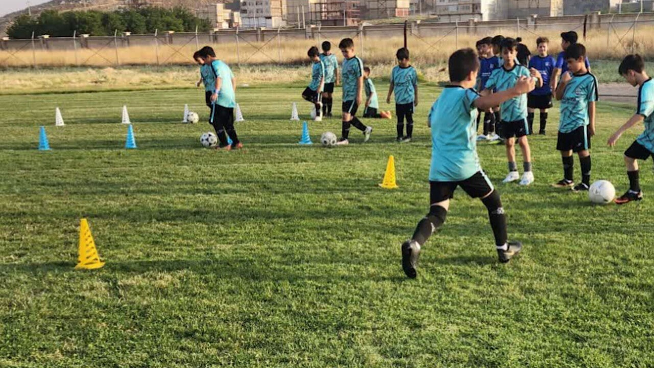 ظرفیت‌های آموزش و پرورش پشتوانه توسعه فوتبال و فوتسال کشور می‌شود/ فعالیت بیش از ۲۲ هزار کانون ورزشی دانش‌آموزی