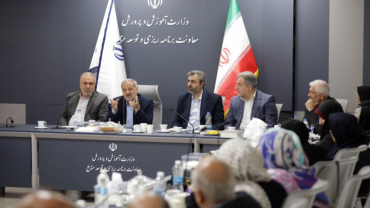 منافع فرهنگیان در صندوق ذخیره باید به معلمان برسد