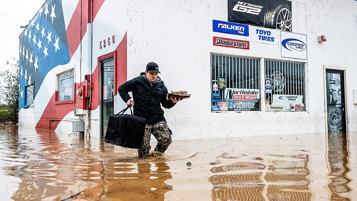 جاری شدن سیل و فوران فاضلاب در خیابان‌های کالیفرنیا + فیلم