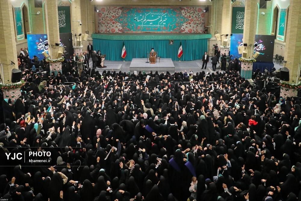 دیدار هزاران نفر از زنان و دختران با رهبر انقلاب اسلامی