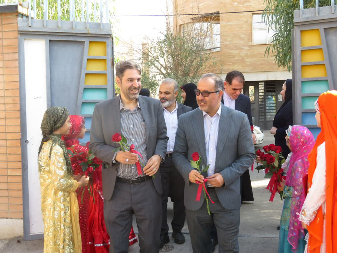افتتاح زمین چمن مصنوعی ۱.۸ میلیارد تومانی دبستان فدک شاهینشهر به یاد شهید ماکان نصیری