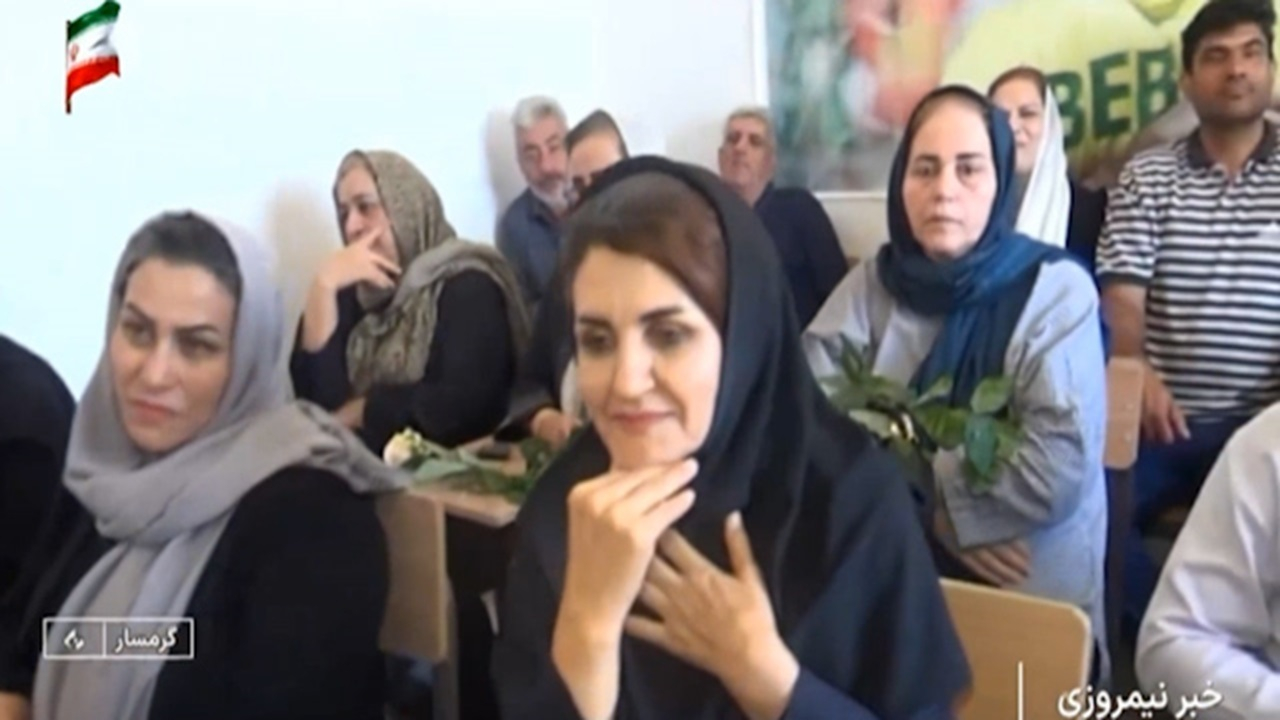 خاطره‌بازی دانش‌آموزان ۴۵ سال پیش در مدرسه روستای رشمه گرمسار + فیلم