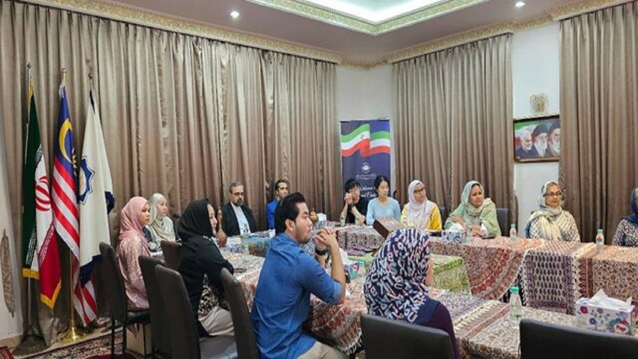 از توس تا کوالالامپور/ فارسیآموزان ملیتهای مختلف با شاهنامه آشنا شدند