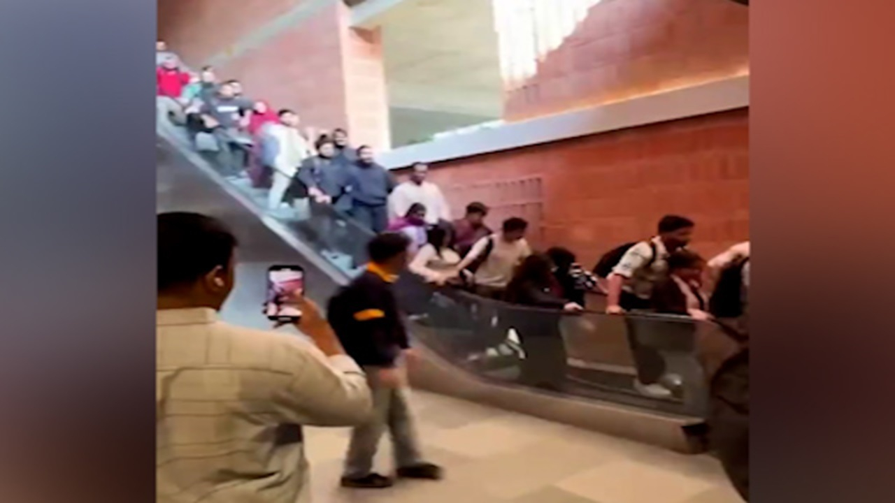 حادثه عجیب روی پله‌برقی در دانشگاه بنگلادش + فیلم