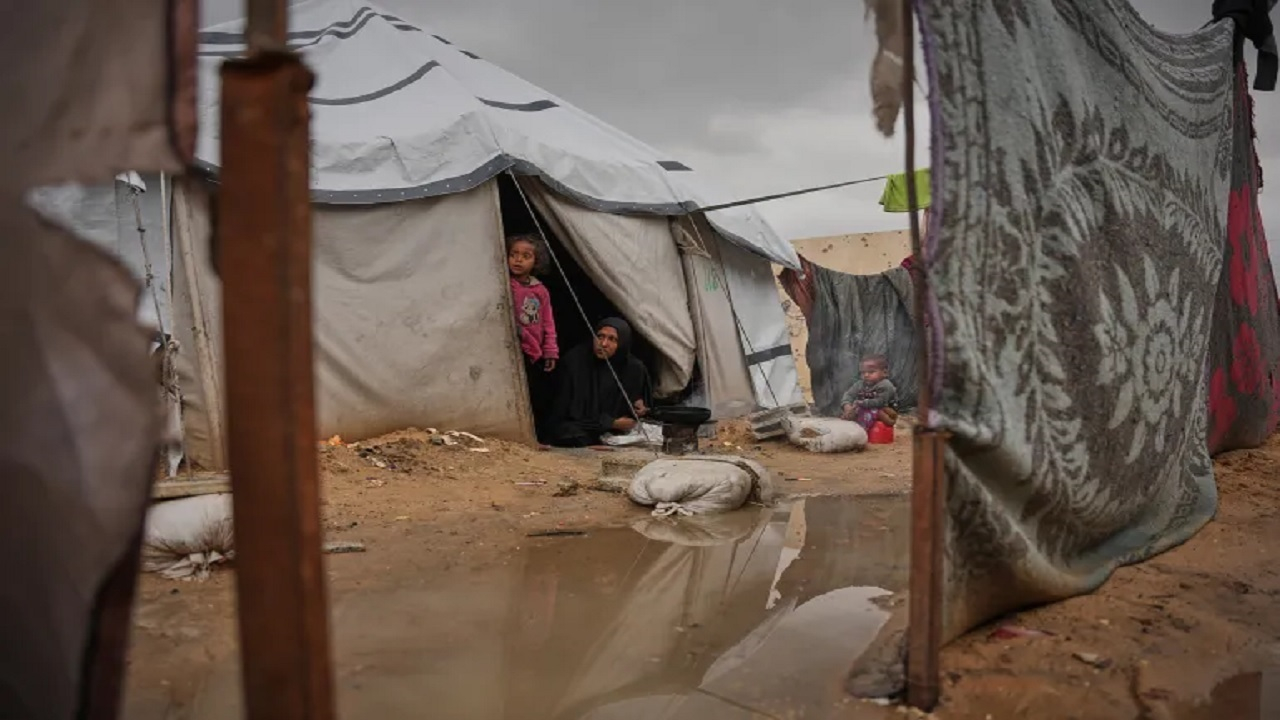 غرق شدن چادر‌های آوارگان هم‌زمان با تشدید بمباران‌های غزه