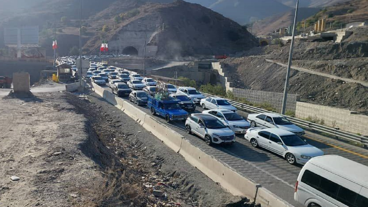 ترافیک نیمه‌سنگین در جاده چالوس/ بارش برف و باران در برخی محور‌های مواصلاتی کشور