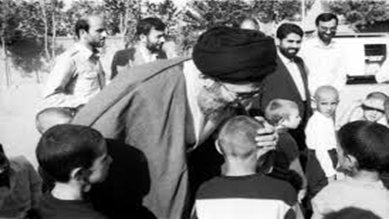 تصاویر قدیمی از حضور حضرت آیتالله خامنهای در بین دانشآموزان