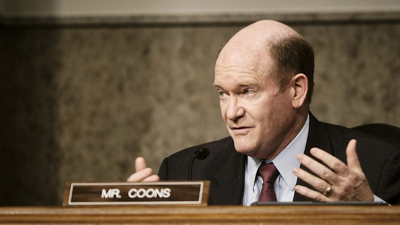 واکنش یک سناتور به اظهارات مداخلهجویانه ترامپ درباره ایران: رهبران دنیا به ما میخندند