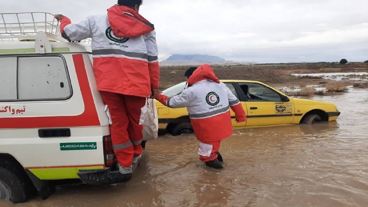 آماده‌باش کامل تیم‌های هلال‌احمر در پی بارش‌های جوی در استان‌های شمالی