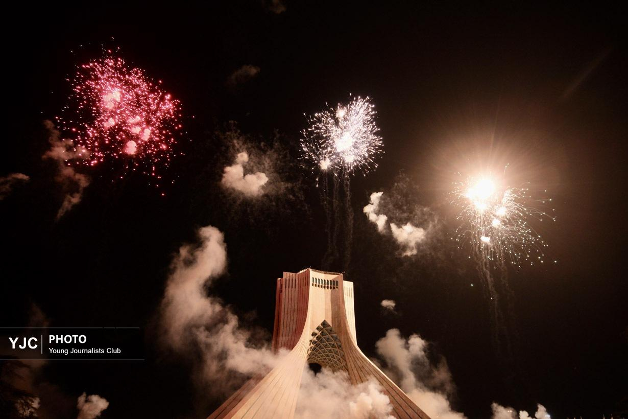 مراسم نورافشانی آسمان تهران در سالگرد پیروزی انقلاب اسلامی