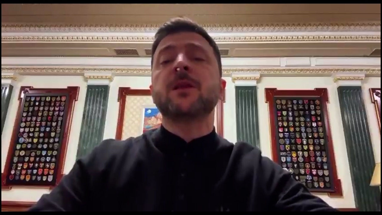 خروج تکههای کوکائین از بینی زلنسکی در پخش زنده + فیلم