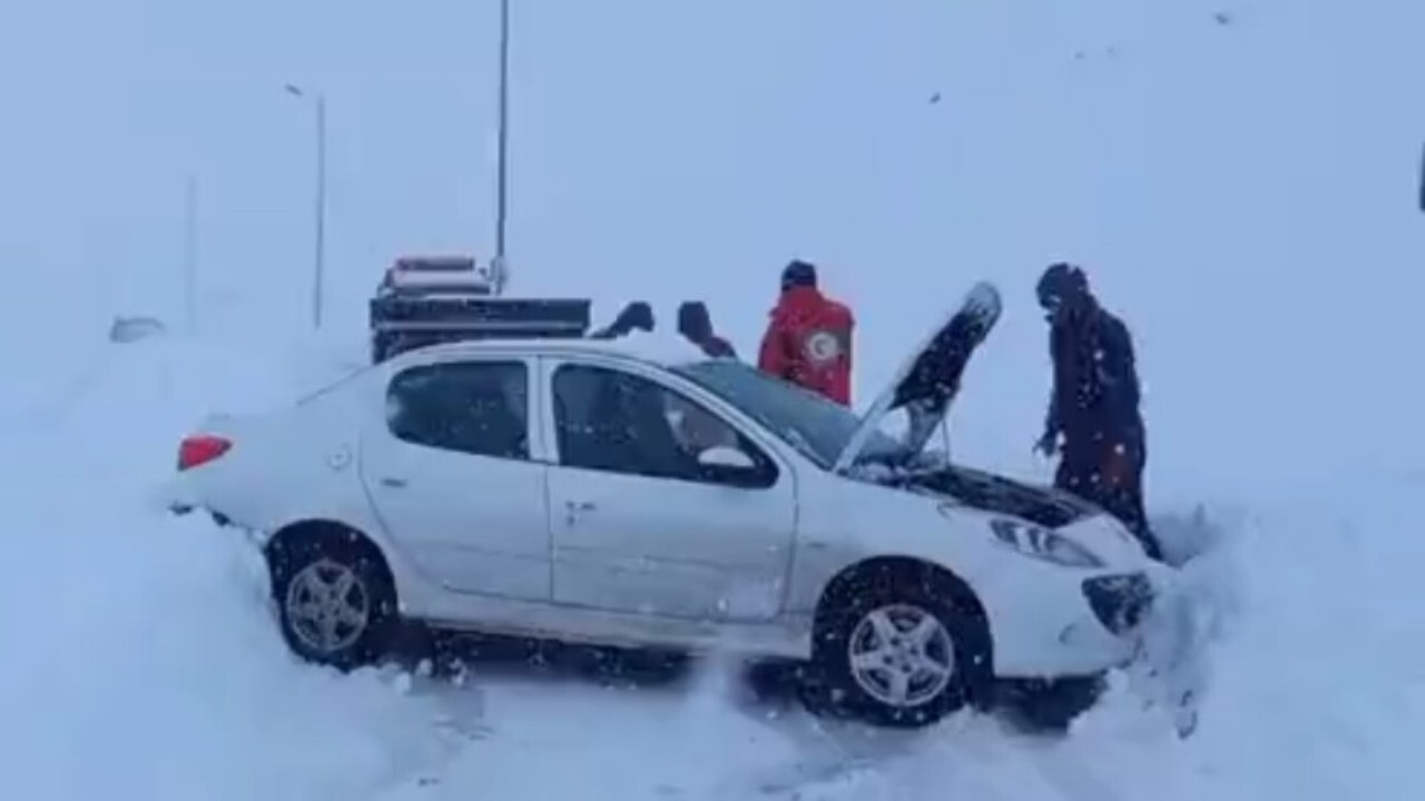 فیلمی از امدادرسانی هلال‌احمر به خودرو‌های گرفتار شده در برف