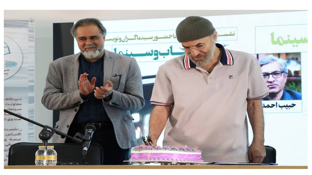 کیانوش عیاری شمع تولد ۷۴ سالگیاش را در نمایشگاه کتاب فوت کرد