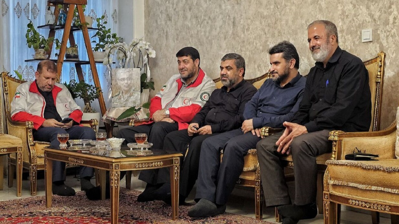 دیدار مسئولان هلالاحمر با خانواده سپهبد باقری