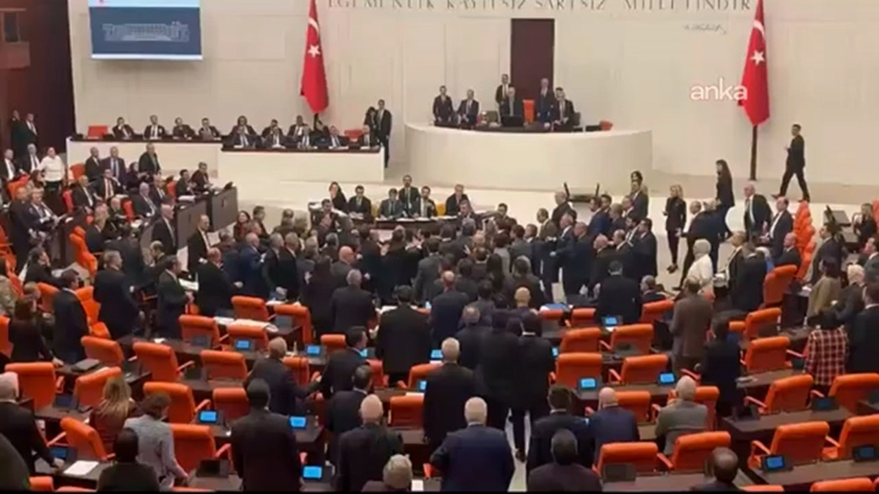 زد و خورد در مجلس ترکیه بر سر بودجه ۲۰۲۶ + فیلم