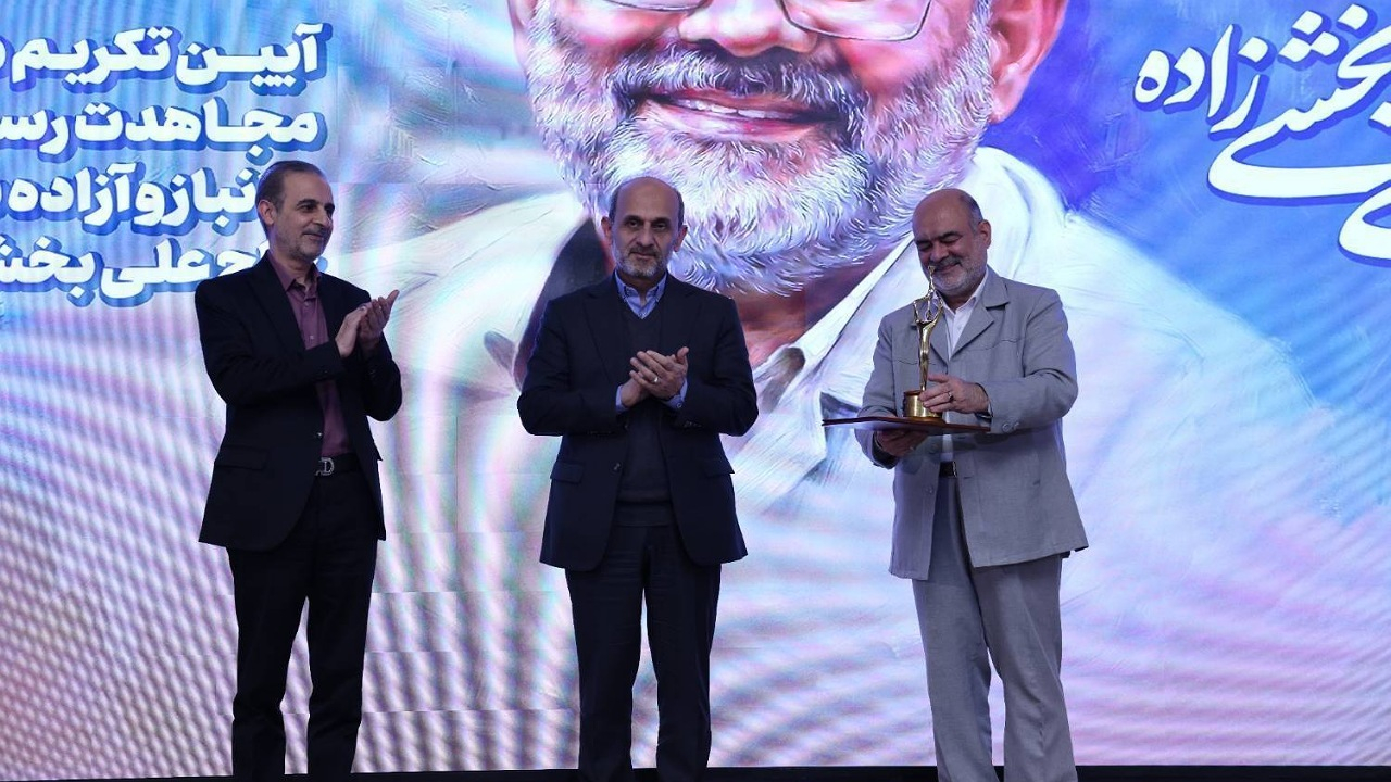 از روشنگری توطئه‌های دشمن و صیانت از انسجام ملی کوتاه نمی‌آییم