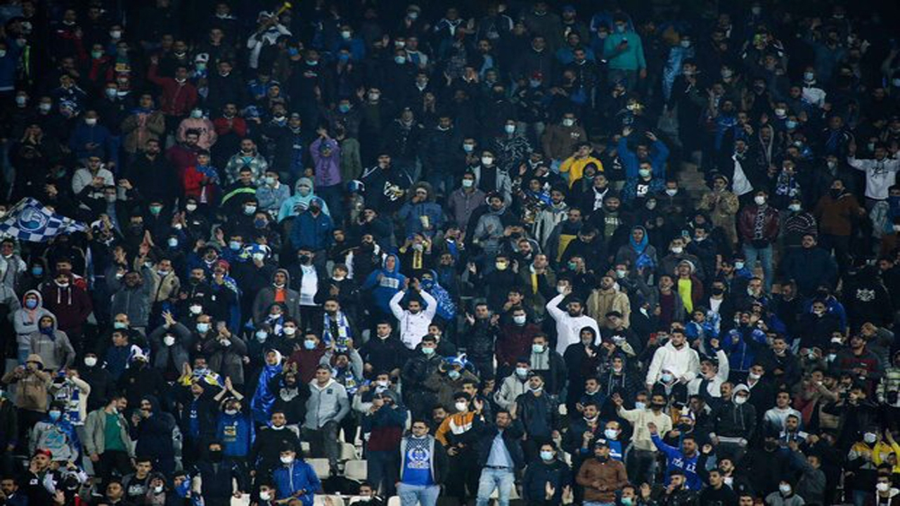 اعتراض هواداران استقلال روبروی ساختمان باشگاه