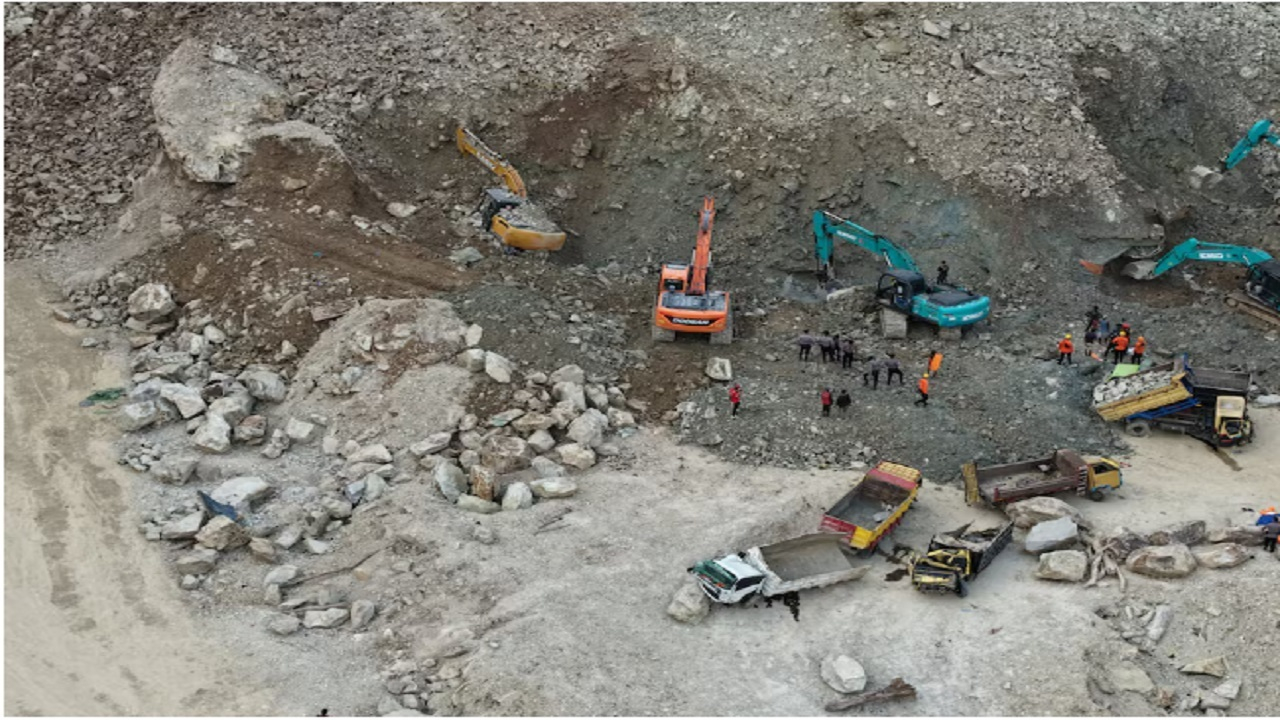 حادثه ریزش معدن در اندونزی ۱۷ کشته بر جا گذاشت/ جستوجو برای یافتن سایر قربانیان ادامه دارد