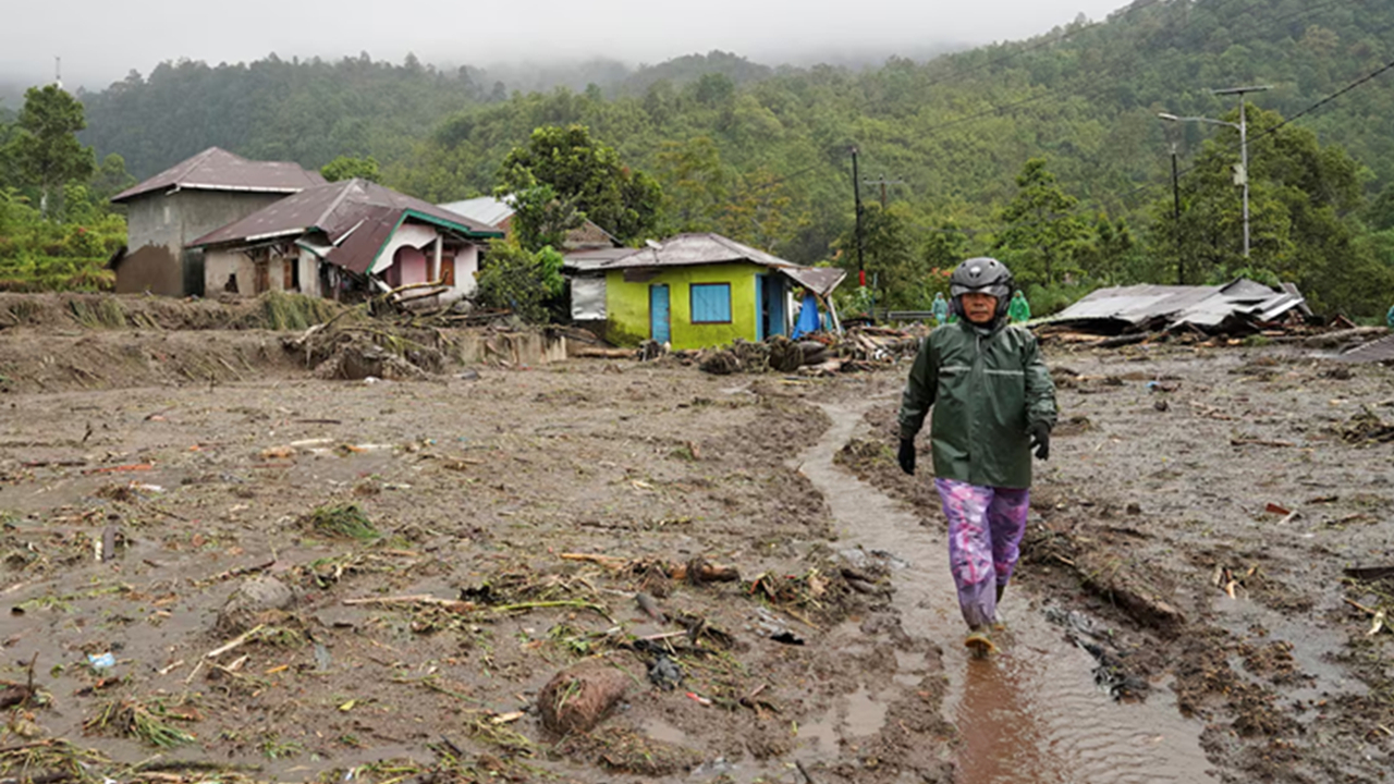 سیل ویرانگر اندونزی بیش از ۱۷۰ قربانی گرفت + تصاویر