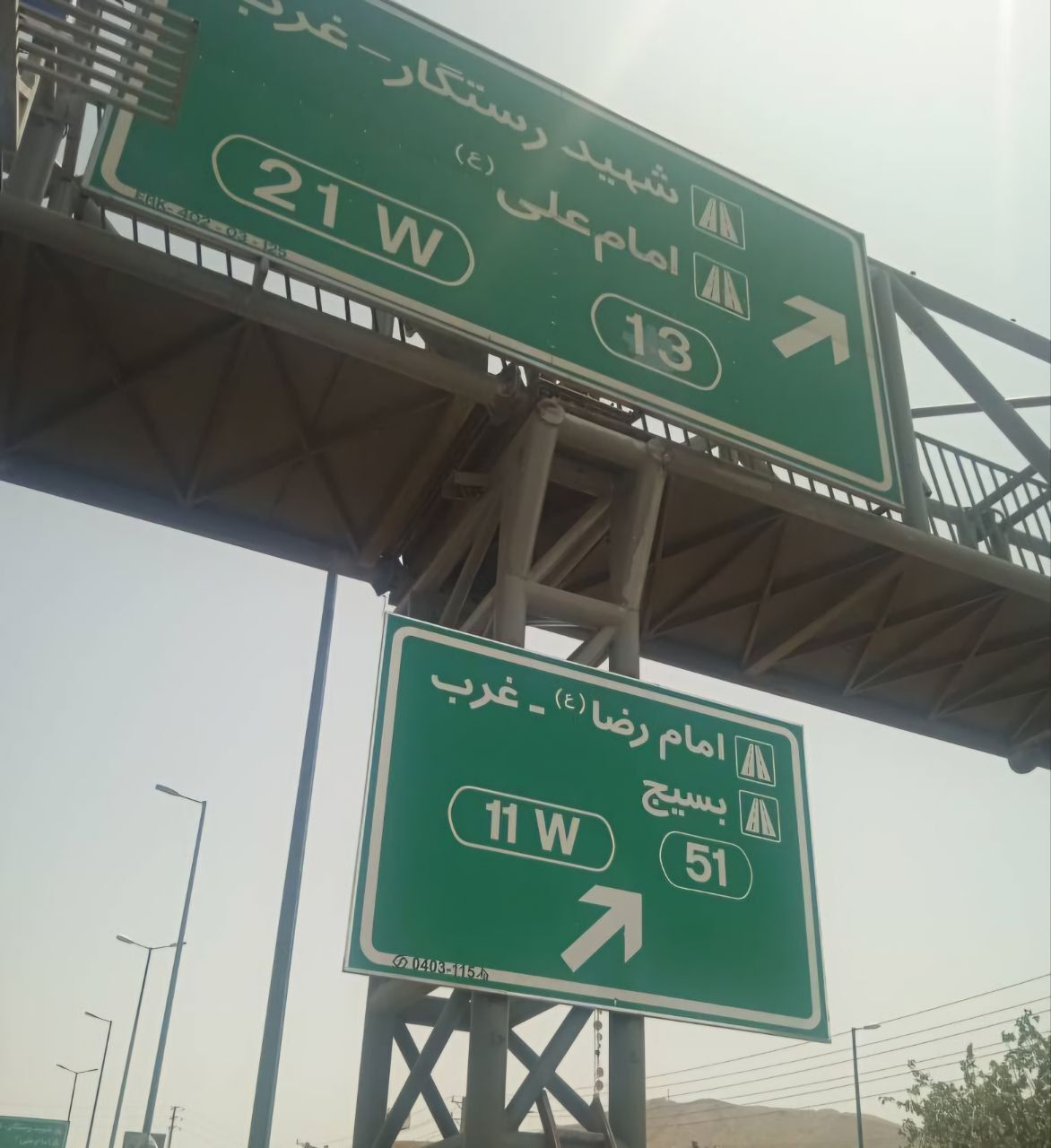 نصب تابلوهای هدایت مسیر در ۱۰ بزرگراه پرتردد/ نصب دکلهای جدید در بزرگراه یادگار امام (ره)