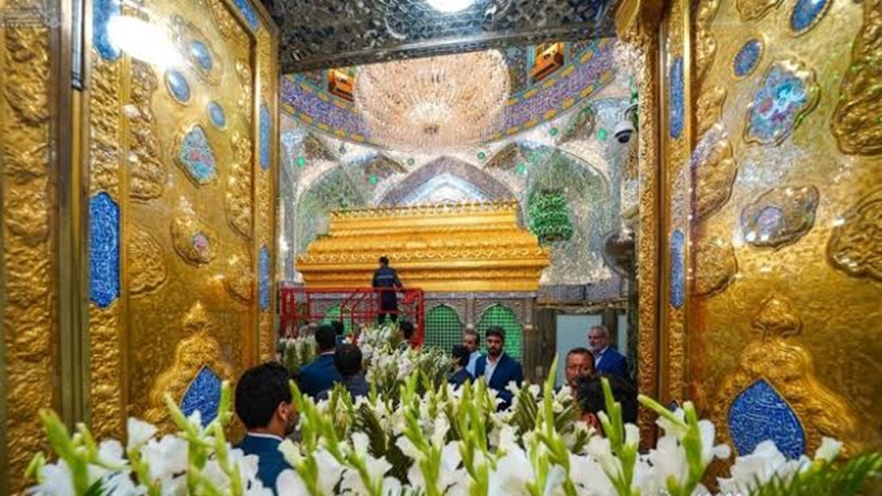 گل‌آرایی حرم امیرالمؤمنین(ع) در آستانه میلاد پیامبر(ص) + فیلم