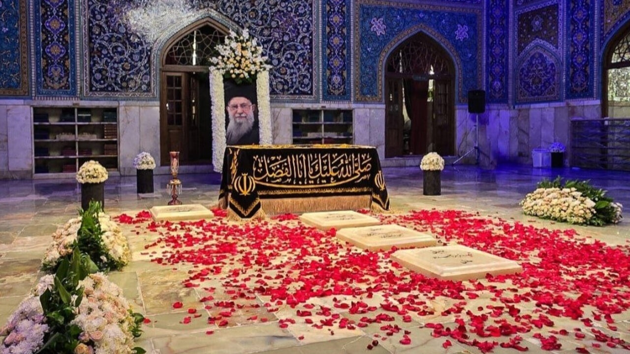 آماده‌سازی آرامگاه رهبر شهید در رواق دارالذکر برای زیارت عاشقان رهبر شهید انقلاب + فیلم