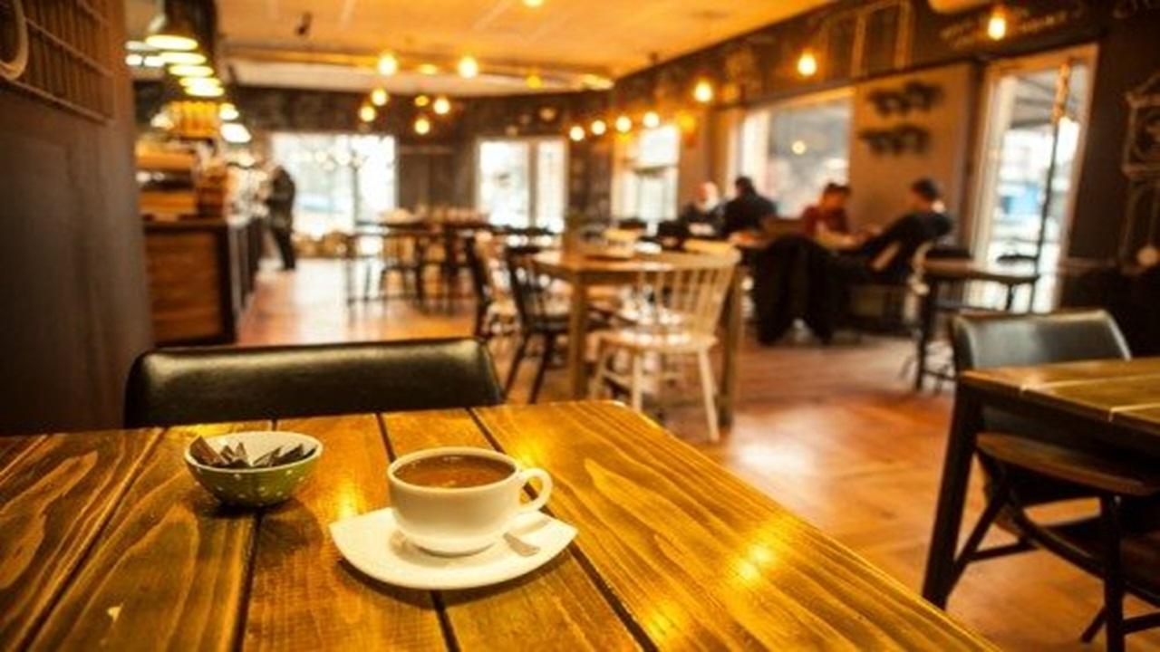 «کافهنشینی» سبک زندگی پنهان دختران جوان در فضاهای شهری