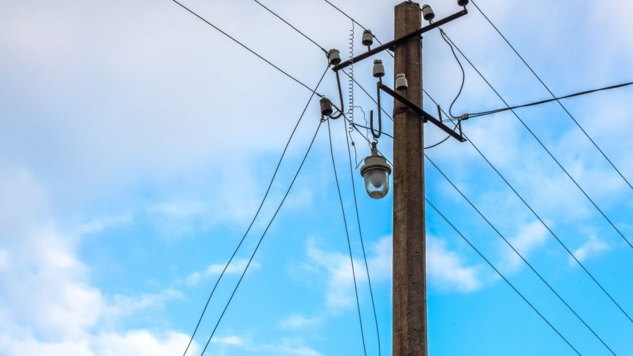 ساماندهی ۳۰۰ تیر برق مزاحم در معابر منطقه ١٠