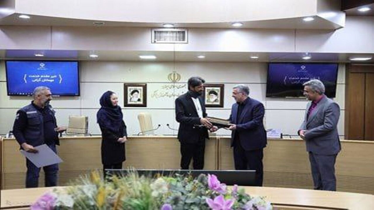 وزیر بهداشت از کارگردان فیلم برگزیده «ژاو» در جشنواره سوئیس قدردانی کرد
